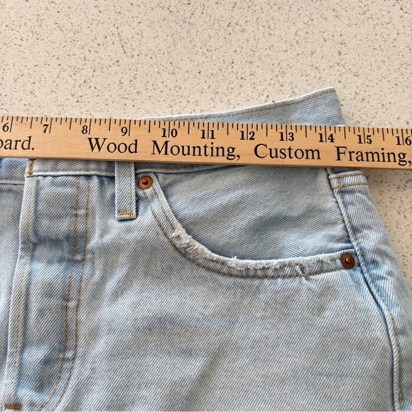 Levi's Women's 501 Button Fly Jean Denim Shorts Size W 27 Cut Off Light Wash - Picture 6 of 16